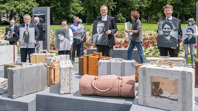 Symbolische Gepäckstücke im Vordergrund, Bilder von ermordeten Juden im Hintergrund. Am Mittwoch wurde der DenkOrt Deportation am Würzburger Hauptbahnhof eröffnet.&nbsp;