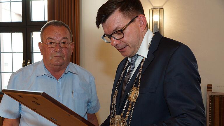 Hans-Dieter Scherpf gestorben - Hans-Dieter Scherpf (links) und der Hammelburger Bürgermeister Armin Warmuth. Hans-Dieter Scherpf gestorben - Hans-Dieter Scherpf (links) und der Hammelburger Bürgermeister Armin Warmuth.