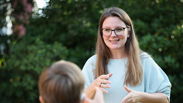 Tag der Gehörlosen - „Die Grundbedürfnisse können auf einmal geäußert werden, man hat auf einmal eine gemeinsame Sprache”, berichtet Romy Ballhausen aus der Erfahrung mit ihrem Kind. Tag der Gehörlosen - „Die Grundbedürfnisse können auf einmal geäußert werden, man hat auf einmal eine gemeinsame Sprache”, berichtet Romy Ballhausen aus der Erfahrung mit ihrem Kind.