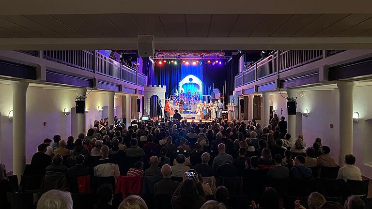 Knapp 300 Gäste waren zugegen. Dekanin Anne Salzbrenner bedauerte all diejenigen, welche nicht bei der Aufführung zugegen waren. Knapp 300 Gäste waren zugegen. Dekanin Anne Salzbrenner bedauerte all diejenigen, welche nicht bei der Aufführung zugegen waren.