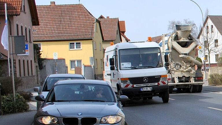 Die Planungen gehen voran: Die Ortsumgehung soll Saal von der Verkehrsbelastung mit rund 8.000 Fahrzeugen pro Tag – Tendenz steigend bezüglich der Lkw – entlasten. Die Planungen gehen voran: Die Ortsumgehung soll Saal von der Verkehrsbelastung mit rund 8.000 Fahrzeugen pro Tag – Tendenz steigend bezüglich der Lkw – entlasten.