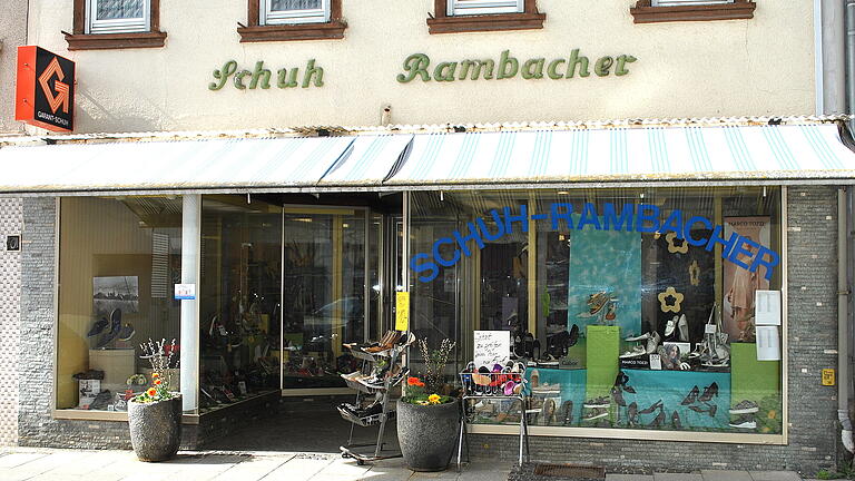 Das Schuhhaus Rambacher in Bad Königshofen von Gaby Neugebauer und Sabine Guck schließt Ende Juli seine Pforten. Das Schuhhaus Rambacher in Bad Königshofen von Gaby Neugebauer und Sabine Guck schließt Ende Juli seine Pforten.