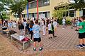 Die Kinder beim Schlussgottesdienst des Schuljahres 2021/22 auf dem Schulhof der Grundschule in Stammheim.