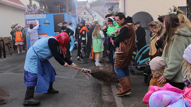 Faschingszug in Stralsbach - Rhöner Hexen fegen durchs Dorf Faschingszug in Stralsbach - Rhöner Hexen fegen durchs Dorf