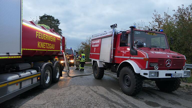 Wegen der mangelnden Wasserversorgung auf dem abgelegenen Grundstück wurde ein Pendelverkehr eingerichtet. Zahlreiche Tankfahrzeuge aus dem Steigerwald wurden nachalarmiert und holten in den umliegenden Ortschaften Wasser, das im Abrollbehälter der Feuerwehr Knetzgau zwischengelagert und von dort aus zur Einsatzstelle gepumpt wurde.