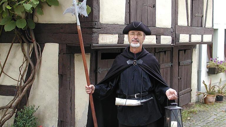 Georg Cura wird 75, hier in seiner Rolle als Lohrer Nachtwächter. Georg Cura wird 75, hier in seiner Rolle als Lohrer Nachtwächter.