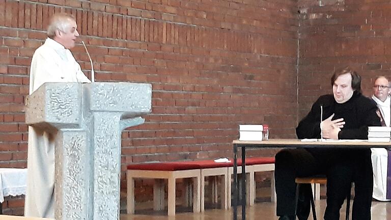 Bei der Fastenpredigt schlüpfte Pfarrer Stefan Mai (links) in die Rolle des Evangelisten Markus, Marius Pöhnlein (Mitte) in die eines Theologieprofessors, der über das Markus-Evangelium forscht. Rechts im Hintergrund Pfarrer Thomas Keßler.