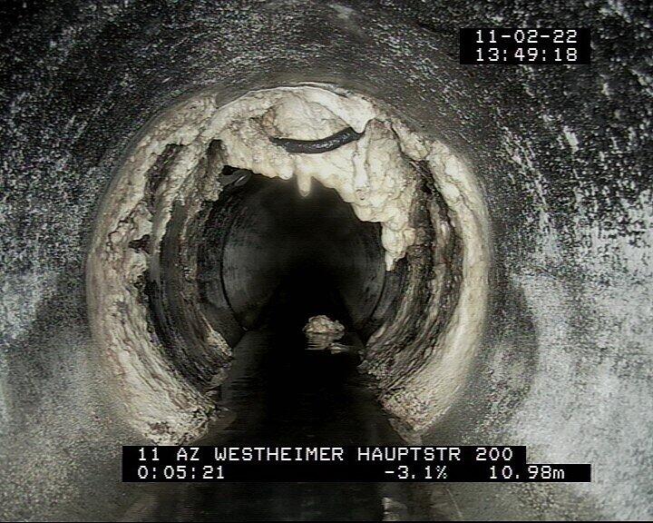 Wenn der Kanal aussieht wie eine Tropfsteinhöhle: Ablagerungen deuten darauf hin, dass an diesen Stellen Fremdwasser hineinläuft. Wenn der Kanal aussieht wie eine Tropfsteinhöhle: Ablagerungen deuten darauf hin, dass an diesen Stellen Fremdwasser hineinläuft.