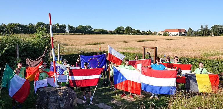 Die Fahnen aus 13 EU-Ländern waren beim Willkomensabend am symbolträchtigen EU-Mittelpunkt in Gadheim zu sehen. Die Fahnen aus 13 EU-Ländern waren beim Willkomensabend am symbolträchtigen EU-Mittelpunkt in Gadheim zu sehen.