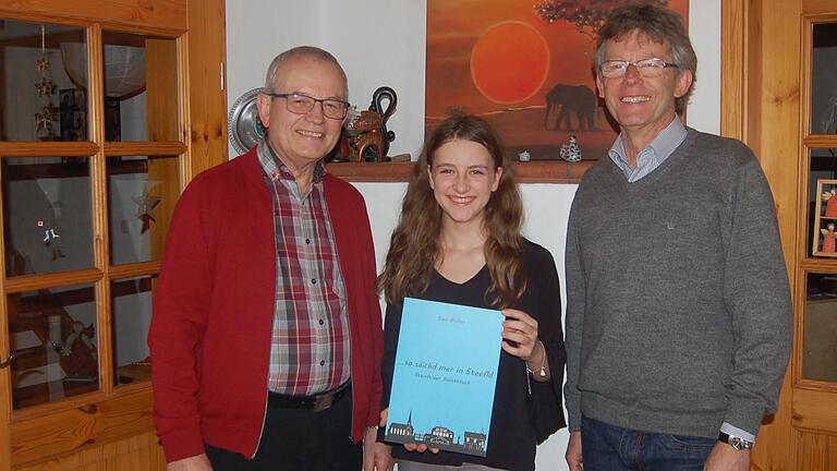 Norbert Hartmann (links), der zweite Vorsitzende des Schulprojekts Guinea, Sina Müller, die Autorin des Dialektbuches, und Martin Loschert, Vorsitzender des Heimat- und Geschichtsvereins Steinfeld-Hausen-Waldzell bei der Spendenübergabe. Norbert Hartmann (links), der zweite Vorsitzende des Schulprojekts Guinea, Sina Müller, die Autorin des Dialektbuches, und Martin Loschert, Vorsitzender des Heimat- und Geschichtsvereins Steinfeld-Hausen-Waldzell bei der Spendenübergabe.