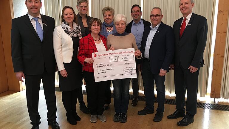 Die Spendenempfänger mit Gebietsdirektor Heiko Därr und Beratungs-Centerleiterin Marion Essmann (beide links) sowie Beratungs-Centerleiter Wolfgang Kober (rechts).