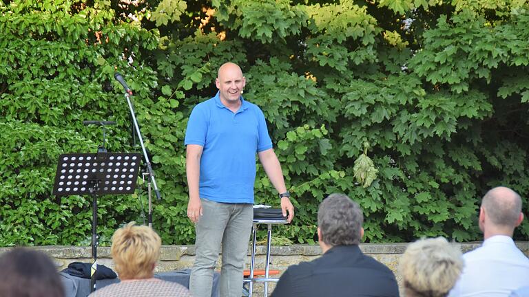 Lustiges und Nachdenkliches: Christoph Maul war auf dem Uffenheimer Schlossplatz in seinem Element.