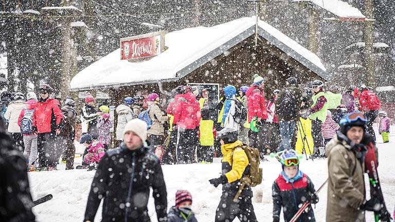 Auf der 950 Meter hohen Wasserkuppe kommen Winterfans auf ihre Kosten. An manchen Tagen herrschte mehr als Hochbetrieb.