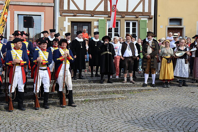 Der Kaufmannszug aus Seligenstadt wird in Aub vom Bürgermeister empfangen.