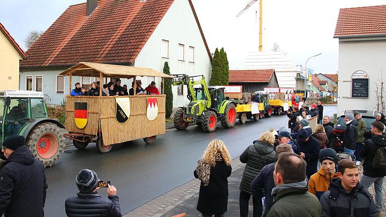 Kleines Dorf, großer Umzug, super Stimmung: Die Geesdorfer Kirchweihburschen und -mädels stellten einen Kirchweihumzug mit vier Wägen und Livemusik auf die Beine.