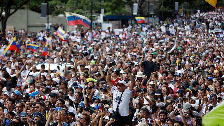 Nach der Präsidentenwahl in Venezuela       -  Tausende Menschen gehen gegen das offizielle Wahlergebnis auf die Straße.