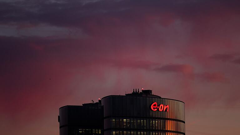 Eon Zentrale in Essen       -  Der Energiekonzern Eon hat in den ersten drei Quartalen unterm Strich schon 2,2 Milliarden Euro verdient. (Archivbild)