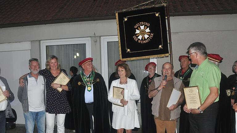 Der Weltbund der Weinritter bedankte sich für die Partnerschaft von  Bergtheim mit dem französischen Boutiers-St. Trojan im Department Cognac.