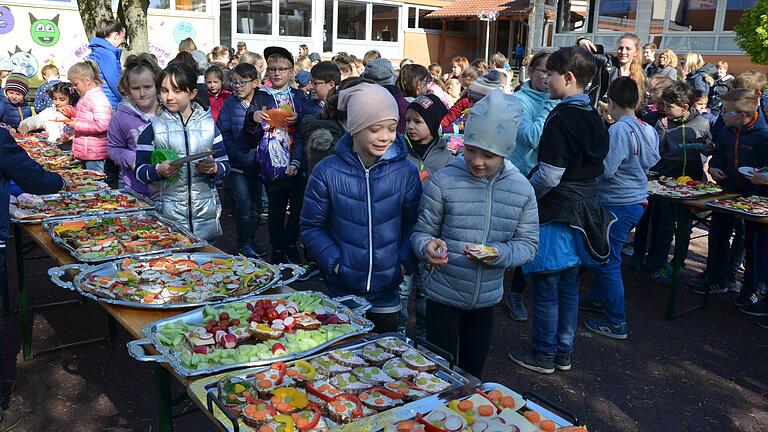 Schüler holen sich das gesunde Pausenbrot ab.