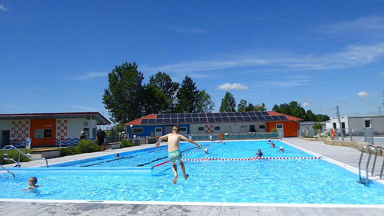 Im Gelchsheimer Freibad am Gaubahnradweg ermöglichten Ehrenamtliche die Schwimmbad-Öffnung.