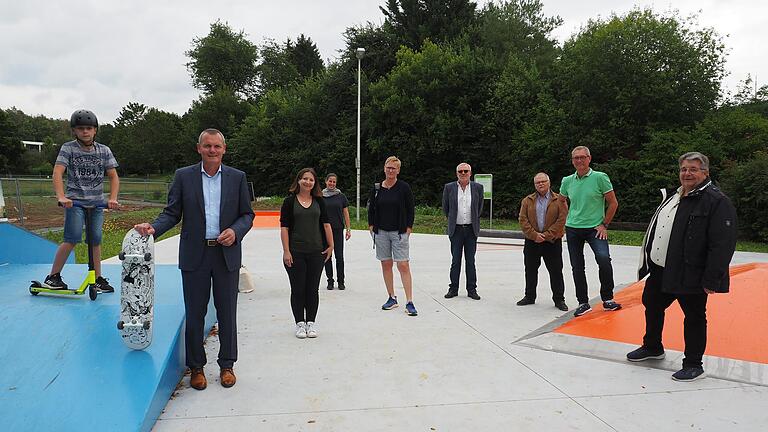 Bei der Eröffnung des Skaterparks mit dabei: Lennard Göttfert mit Stuntroller, Bürgermeister Thomas Stamm, Stephanie Namyslo vom Jugendzentrum, Ute Keil vom Bauamt und Stadträte verschiedener Fraktionen.