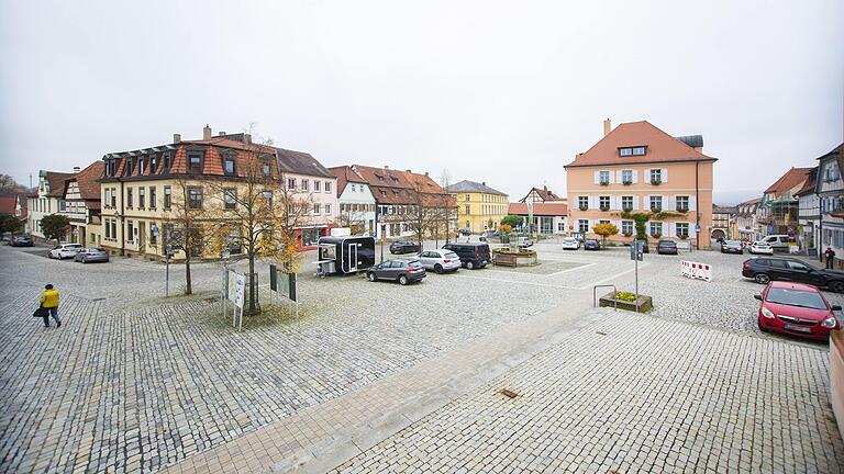 Mehr und vielfältigere Gastronomie am Hofheimer Marktplatz fordern die Teilnehmerinnen und Teilnehmer des Haßberge-Checks.