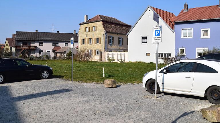 Auf dem brachliegenden Grundstück Kleinlangheimer Straße 2 in Wiesenbronn, zurzeit Parkplatz, könnte eine Anlage mit zehn Wohneinheiten entstehen. Unmittelbar daran grenzt die ehemalige Synagoge mit ihrem Mansarddach, die ein Baudenkmal darstellt.