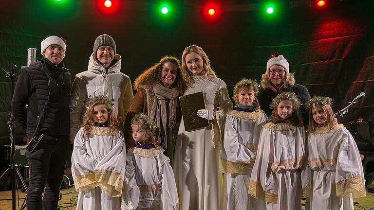 Himmlische Eröffnung des Gerolzhöfer WeihnachtsSammelsuriums mit (von links) Andreas Leubner, Bürgermeister Thorsten Wozniak, Michelle Beisler, Weihnachtsengel Aliya Reichert, Beate Glotzmann und der kleinen Engelschar.