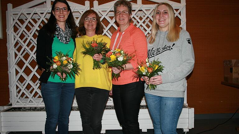 Für 25 Jahre Vereinstreue wurden Stefanie Schäfer, Birgit Warmuth, Michaela Metz und Elisa Beranek geehrt.       -  Für 25 Jahre Vereinstreue wurden Stefanie Schäfer, Birgit Warmuth, Michaela Metz und Elisa Beranek geehrt.