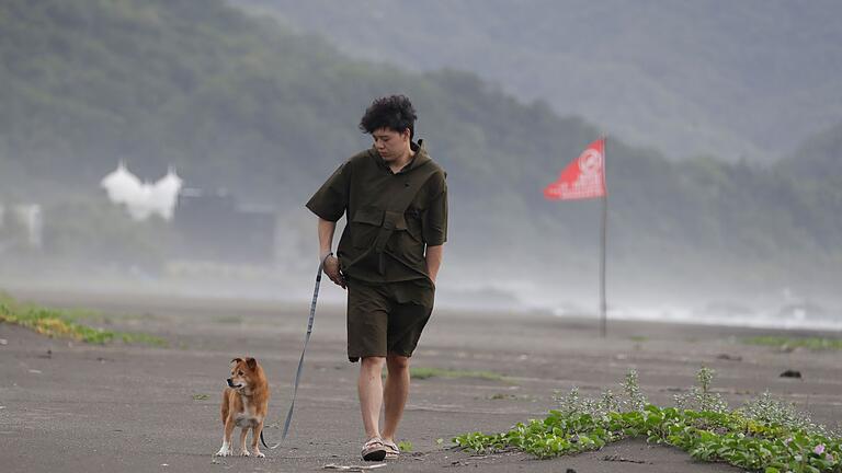 Taiwan vor Taifun Krathon - Im Osten und Süden Taiwans blieben Büros und Schulen wegen des Taifuns geschlossen. Taiwan vor Taifun Krathon - Im Osten und Süden Taiwans blieben Büros und Schulen wegen des Taifuns geschlossen.