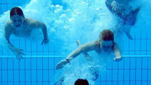 Abtauchen       -  Schwimmbad Symbolbild abtauchen