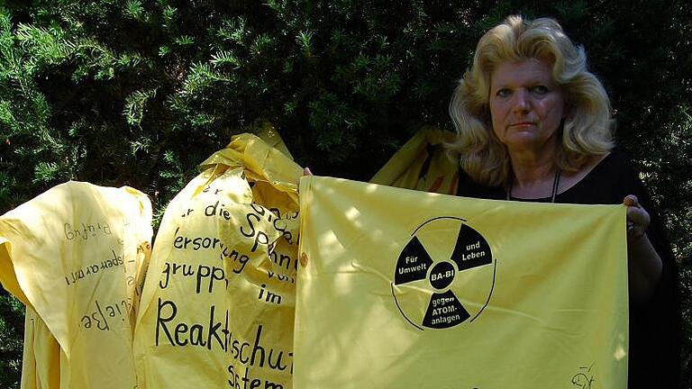 Gaby Gehrold zeigt den neuen Bannerteil mit den Unterschriften der Künstler beim Abschaltfest.