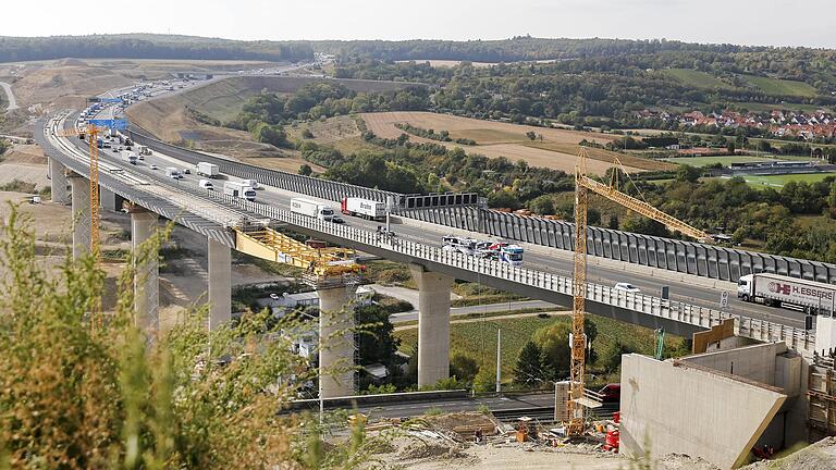 Brückenvorschub Heidingsfeld: Von links rückt die neue südliche Talbrücke immer weiter in Richtung des Widerlagers auf der Nürnberger Seite.&nbsp;