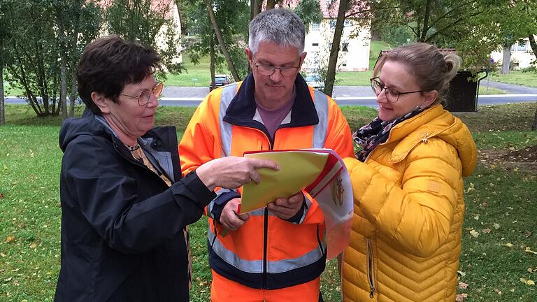 Wo wird der Kletterturm am Spielplatz in der Roßbachstraße in Mellrichstadt aufgestellt? Sabine Buß (links) und Sabrina Sum-Dietz loten mit Manfred Reder vom städtischen Bauhof den geeigneten Standort aus.&nbsp;