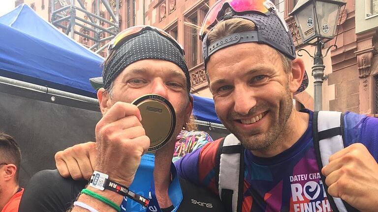 Unterstützer René Kuhlmann (rechts) freute sich mit Klaus Arnold (links) über dessen tolle Leistung beim Ironman in Frankfurt.