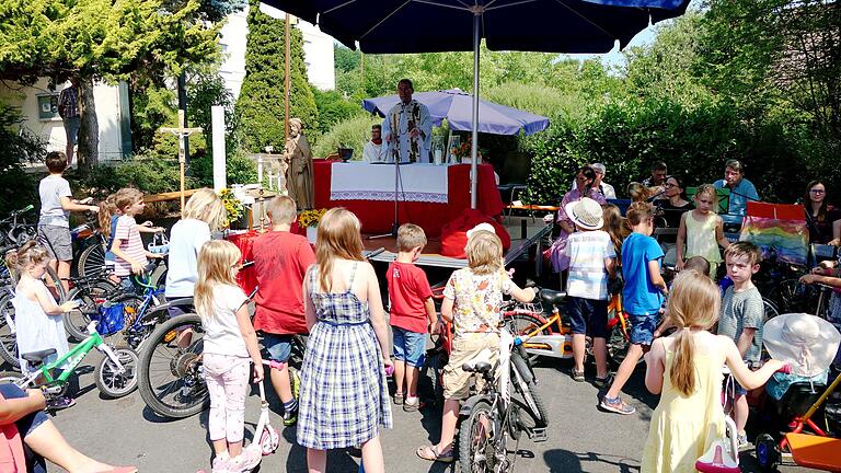 Im Bild der Open-Air-Gottesdienst zum Pfarrfest St. Rochus mit Kinderfahrzeugsegnung.