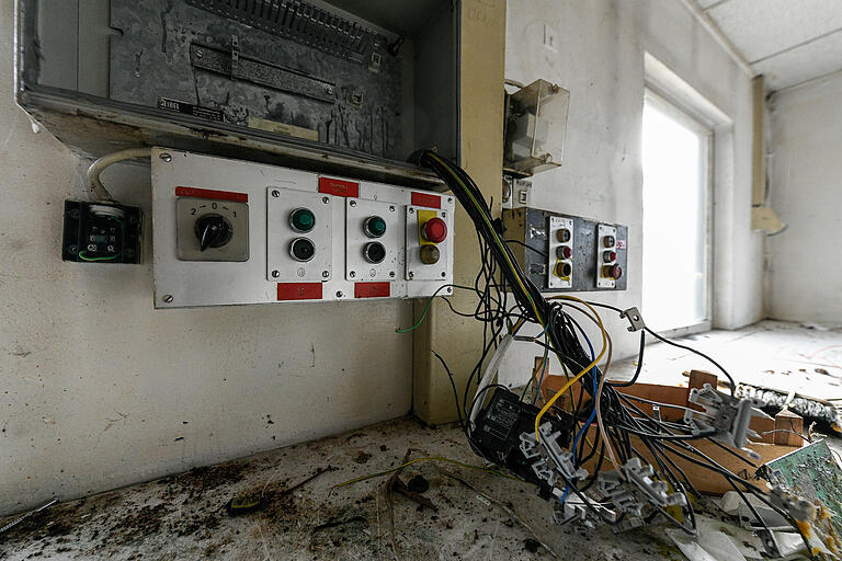 Teile der Installation im Wachlokal sind aus ihrer Verankerung gerissen. Mit diesen Knöpfen und Schaltern steuerten die Wachsoldaten die Eingangsschleuse und das Zufahrtstor.