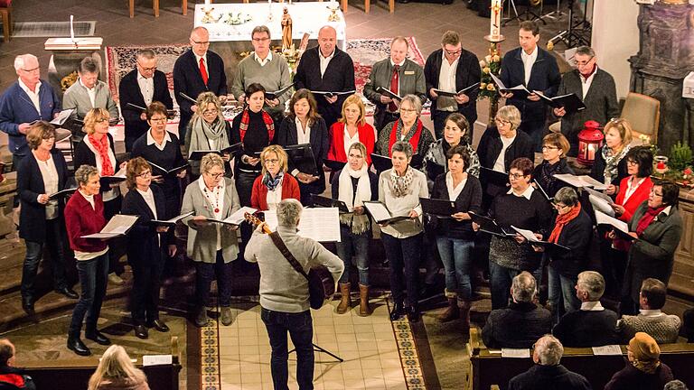 Beim Adventskonzert in der Pfarrkirche Großrinderfeld begeisterte unter anderem der Chor.