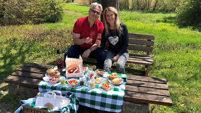 Arlena Ridler und ihr Mann Alexander genießen die neue Dettelbacher Picknicksteige an der Bruder-Klaus-Kapelle in Euerfeld.