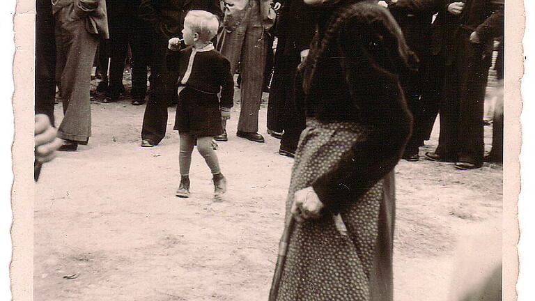 Mathilde Prochus an Fronleichnam 1953 bei einem Standkonzert in der Dorfmitte. Mathilde Prochus an Fronleichnam 1953 bei einem Standkonzert in der Dorfmitte.