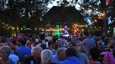 Besonders romantisch war es am Freitag und Samstag bei der „Italienischen Nacht“ des SV Sylbach, als der Festplatz mit tausend Lichtern schön beleuchtet wurde. Besonders romantisch war es am Freitag und Samstag bei der „Italienischen Nacht“ des SV Sylbach, als der Festplatz mit tausend Lichtern schön beleuchtet wurde.