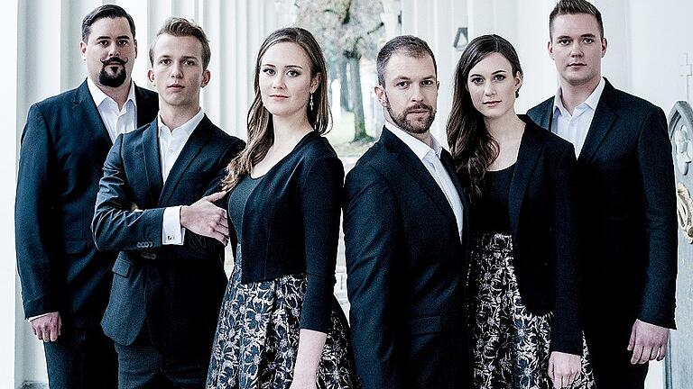 Die preisgekrönten Sänger der a-cappella-Gruppe &bdquo;Ingenium Ensemble&rdquo; aus Slowenien präsentieren im Rügheimer Schüttbau europäische Advents- und Weihnachtsmusik.