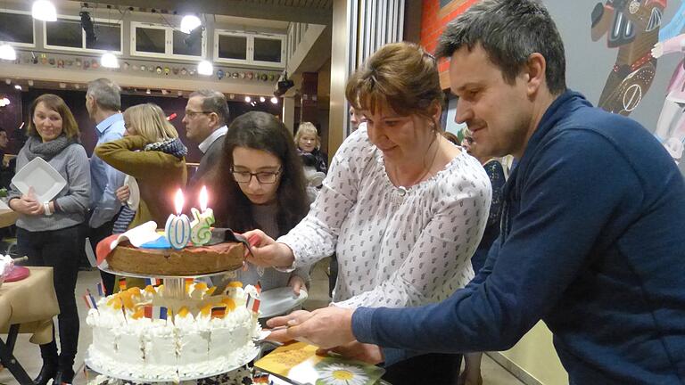 Nicht nur ein spektakulärer Anblick, sondern auch überaus schmackhaft, die Torte zum 30. Geburtstag der deutsch französischen Partnerschaft. Nicht nur ein spektakulärer Anblick, sondern auch überaus schmackhaft, die Torte zum 30. Geburtstag der deutsch französischen Partnerschaft.