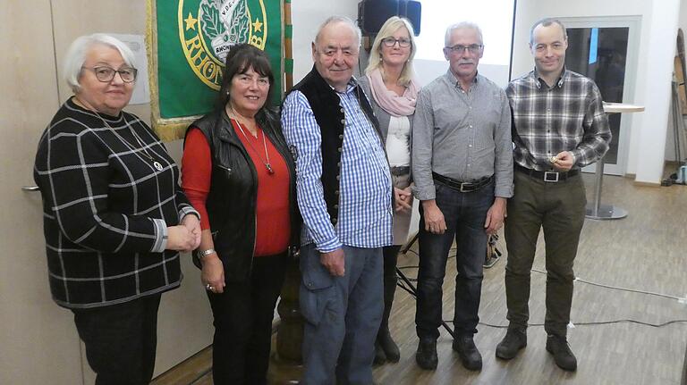 Ehrungen beim Rhönklub-Zweigverein Oberweißenbrunn für langjährige Mitgliedschaft. Das Bild zeigt von links: Ingeburg Schrenk, Sonja und Hans Schrenk, Ulrike und Alfred Gundelach, Klaus Abert in Vertretung für seinen verstorbenen Vater Kilian Abert. Ehrungen beim Rhönklub-Zweigverein Oberweißenbrunn für langjährige Mitgliedschaft. Das Bild zeigt von links: Ingeburg Schrenk, Sonja und Hans Schrenk, Ulrike und Alfred Gundelach, Klaus Abert in Vertretung für seinen verstorbenen Vater Kilian Abert.