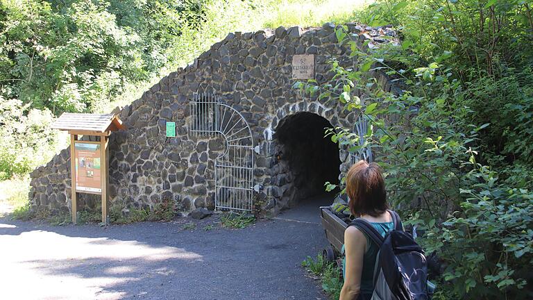 Nachbau: Der Schaustollen am Rothsee gibt Einblicke in die Braukohlegewinnung in früheren Zeiten der Rhön.&nbsp;&nbsp;