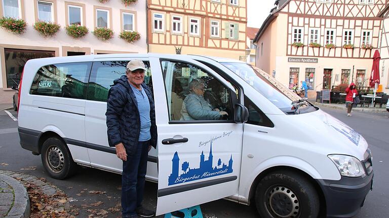 Der Bürgerbus in Münnerstadt wird gerne genutzt. Auch wenn die Stadt Geld drauflegt, soll er er erst einmal weiter fahren. Foto: Thomas Malz       -  Der Bürgerbus in Münnerstadt wird gerne genutzt. Auch wenn die Stadt Geld drauflegt, soll er er erst einmal weiter fahren. Foto: Thomas Malz