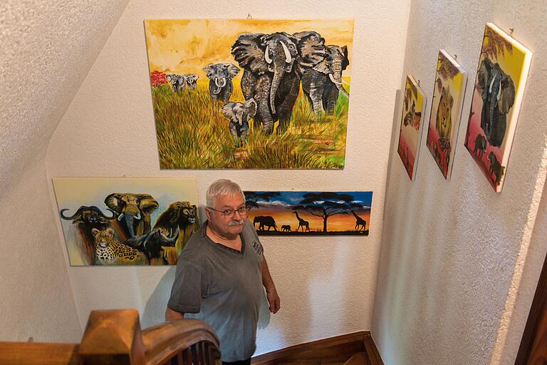 Sehr gerne malt Winfried Pastuschka Tiere und Landschaften aus Afrika. Ein Teil seiner Werke hängt im Treppenaufgang zum kleinen Atelier. Sehr gerne malt Winfried Pastuschka Tiere und Landschaften aus Afrika. Ein Teil seiner Werke hängt im Treppenaufgang zum kleinen Atelier.