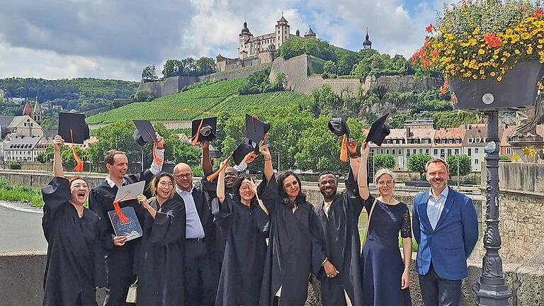 Die Absolventinnen und Absolventen des berufsbegleitenden MasterstudiengangsInternational Business freuen sich zusammen mit der Studiengangsleitung Prof. Dr. ChristinaZecher und Prof. Dr. Artur R. Fabisch.