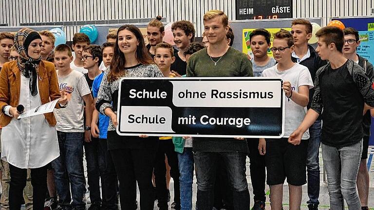 Jede Klasse bekam ein Erinnerungsfoto mit dem Titel-Paten Johannes Geis. Landeskoordinatorin Zehranur Aksu (links) verlieh der Werner-von-Siemens-Realschule den Titel &bdquo;Schule ohne Rassismus - Schule mit Courage&ldquo;.