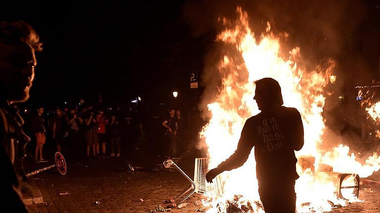 -       -  Die Nacht in Hamburg endet mit Gewalt: Hier Demonstranten im Schanzenviertel.